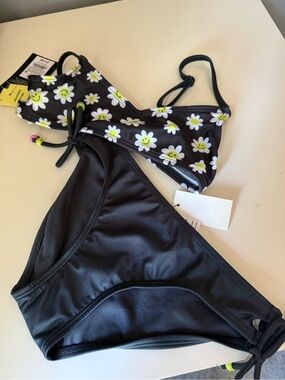 Girls 2-piece swimsuit with pretty daisy pattern